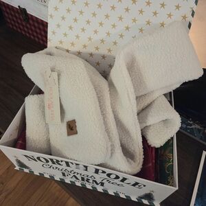 Koolaburra by UGG White Sherpa Scarf